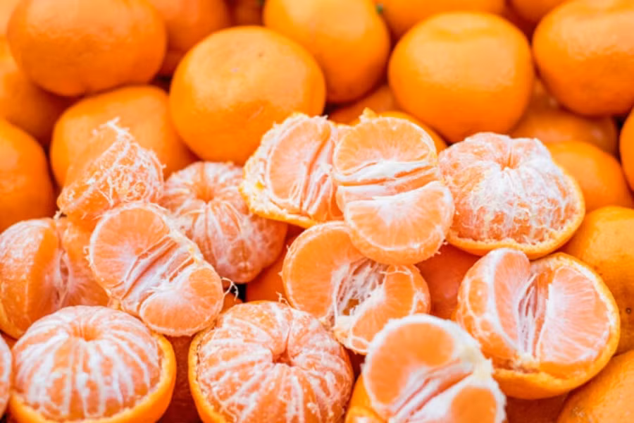 Nhớ rằng không chỉ thịt quýt mà cả xơ quýt, vỏ quýt, hạt quýt, và lá quýt đều chứa nhiều dưỡng chất quý báu cho sức khỏe.