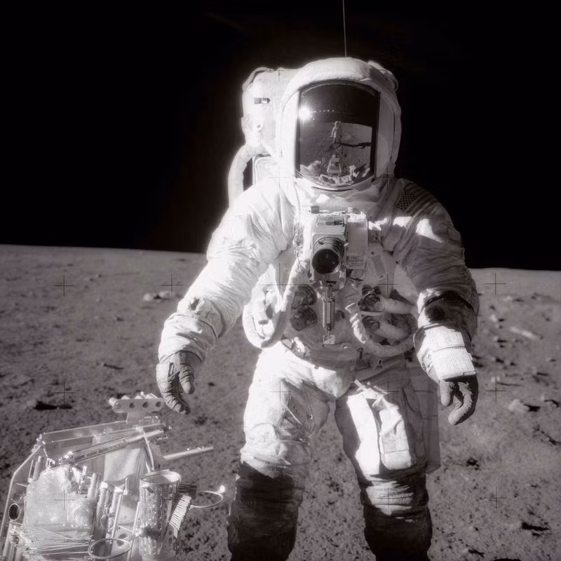 Một thiết bị chụp ảnh tự động của tàu Apollo 12 đã chụp lại khoảnh khắc phi hành gia Alan L. Bean đứng trên bề mặt Mặt Trăng.