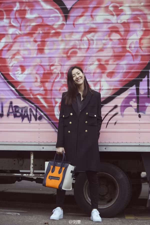 Liu Wen rạng rỡ với cây đen và giày sneaker trắng. Ảnh: Sina.