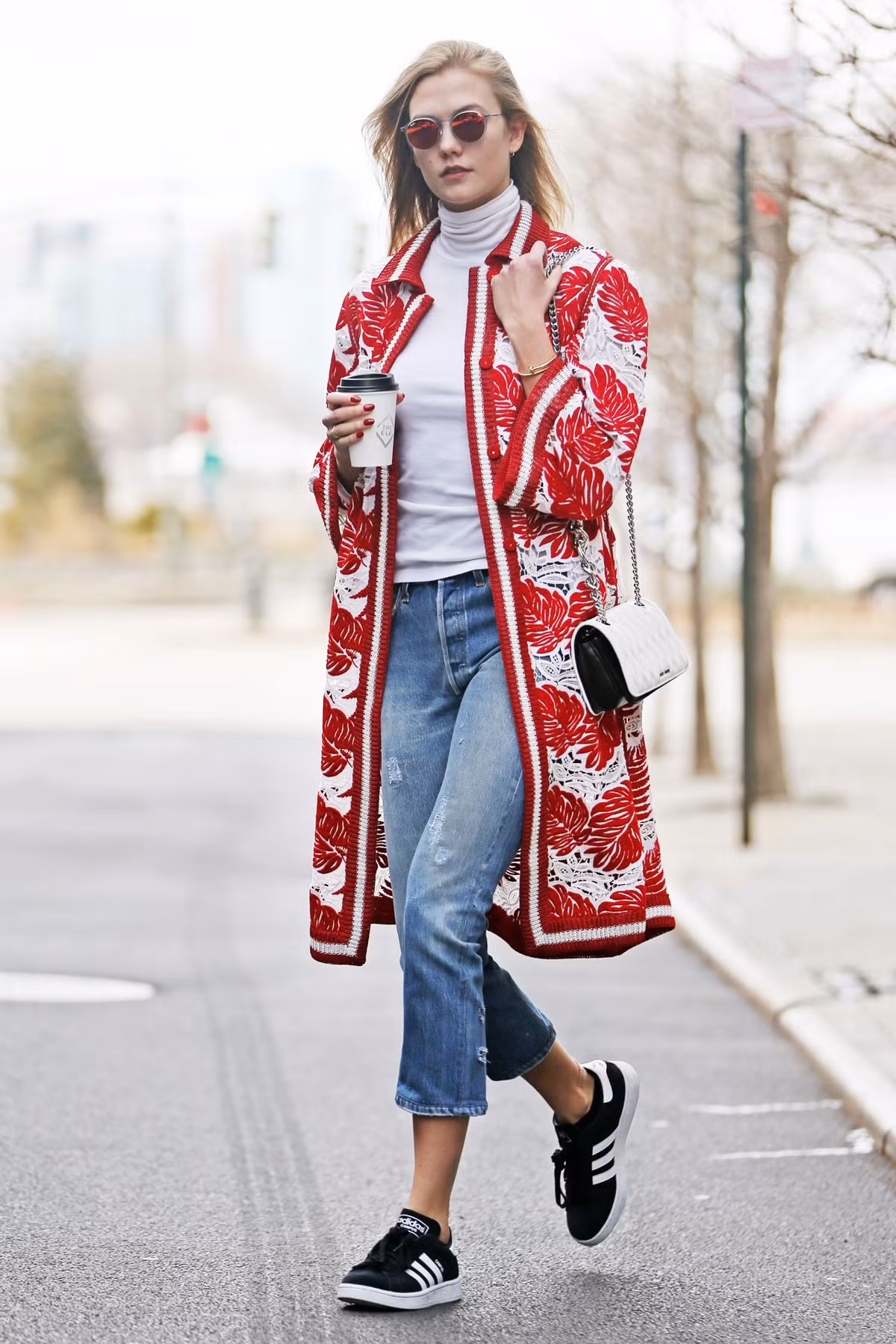 Karlie Kloss khỏe khoắn với quần jean và áo khoác đỏ nổi bật. Ảnh: New York Girl Style.