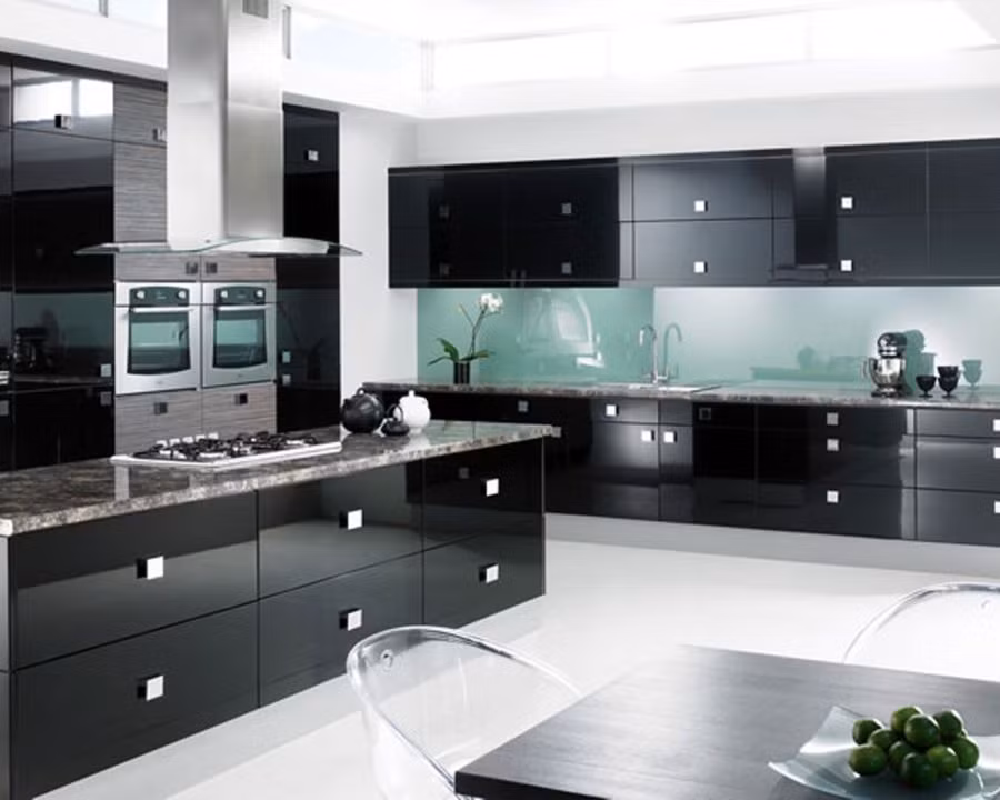 Phòng bếp màu đen cho thấy chủ nhân luôn muốn mọi thứ được thực hiện một cách tỉ mỉ. Họ làm việc gì cũng thận trọng và giải quyết công việc một cách triệt để nhất. Ảnh: Homedit.