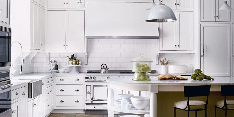 Phòng bếp màu trắng vừa là xu hướng thời thượng nhưng cũng rất cổ điển. Điều đó thể hiện chủ nhân ưa thích sự pha trộn giữa vẻ đẹp truyền thống và hiện đại. Ảnh: Housebeautiful.