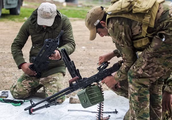 Các binh sỹ Iraq kiểm tra súng và nạp đạn cho đầy đủ. Ảnh FNA