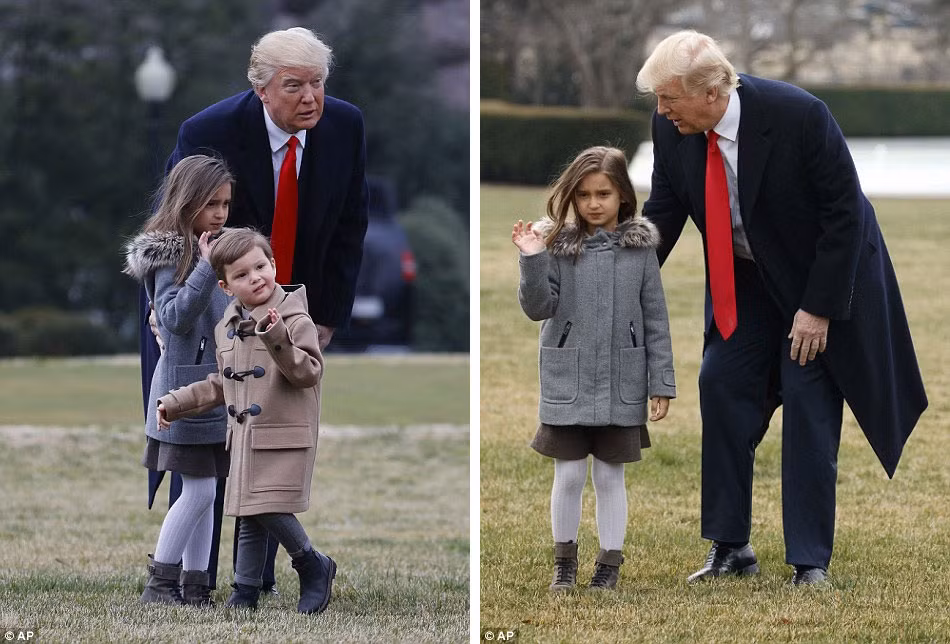 Hai cháu ngoại của Tổng thống Trump vẫy tay chào các phóng viên với cử chỉ không thoải mái. Ảnh Daily Mail