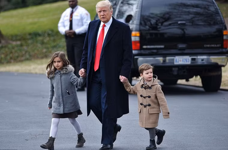 Ngày 17/2 (giờ Mỹ), Tổng thống Donald Trump và hai cháu ngoại - Arabella và Joseph Kushner - con của ái nữ Ivanka Trump - cùng xuất hiện ở bãi cỏ phía nam Nhà Trắng để lên trực thăng Marine One tới căn cứ không quân Andrews để bay tới Charleston, South Carolina. Ảnh Daily Mail