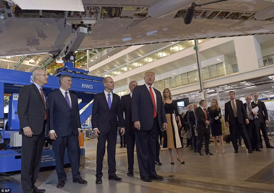 Tổng thống Trump tới xưởng sản xuất của hãng Boeing trong chuyến công tác mới nhất này. Ảnh Daily Mail