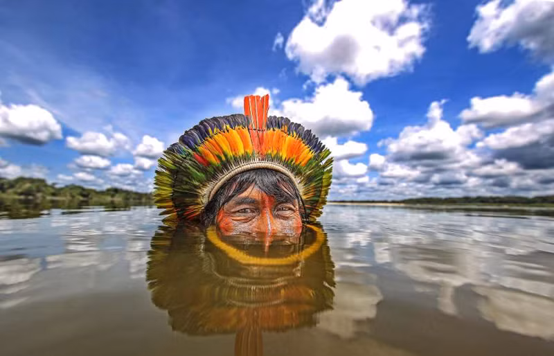 Theo nhiếp ảnh gia Stuckert, "những thổ dân này là những người đầu tiên sống ở Brazil. Họ là những chiến binh - những người vẫn phải chiến đấu với rất nhiều thử thách để sinh tồn. Họ yêu thiên nhiên và sẵn sàng chiến đấu vì nó". Ảnh: Một thổ dân Kayapo Indian trên sông Xingu ở Mato Grosso.