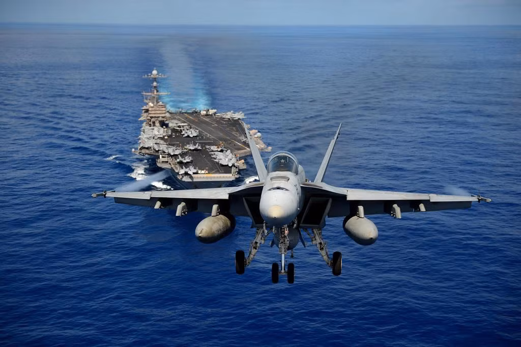 Nếu sử dụng F/A-18, nhóm tác chiến tàu sân bay Mỹ buộc phải tiến gần hơn vào bờ biển Iran, vì tầm bay của Super Hornet giới hạn trong bán kính chiến đấu khoảng 700 km. Điều này có thể là mạo hiểm khi khả năng Iran tấn công đáp trả vào tàu sân bay Mỹ là rất cao.