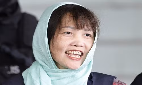 Hai chiếc ôtô đã đưa Đoàn Thị Hương rời nhà tù Kajang ở bang Selangor, Malaysia, sau khi cô được trả tự do sáng 3/5/2019. Ảnh: AP.