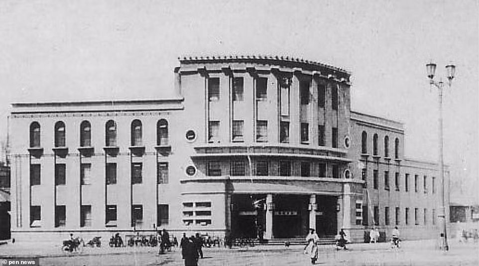 Một tòa nhà ở Bình Nhưỡng trong bức ảnh chụp vào thập niên 1920. Công trình này và nhiều địa điểm khác ở Bình Nhưỡng đã bị tàn phá trong cuộc Chiến tranh Triều Tiên (1950-1953).