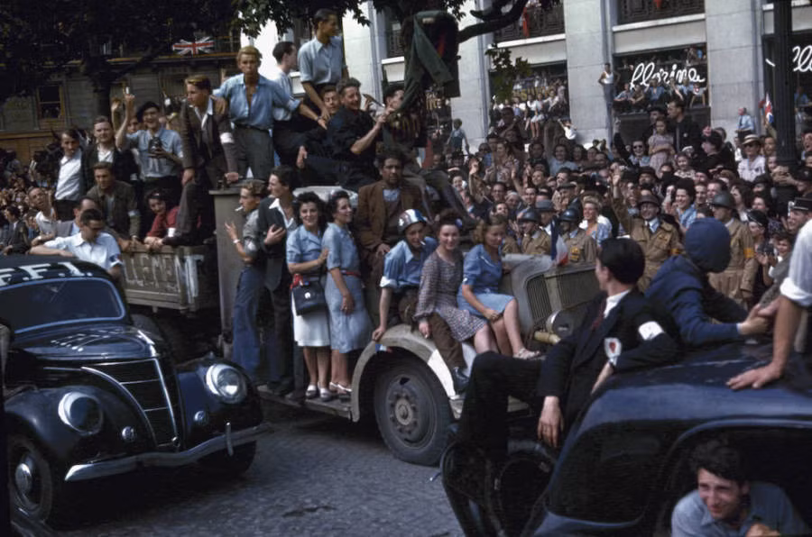 Nhiều người dân đứng dọc theo Đại lộ Champs-Élysées trong lễ diễu binh chiến thắng năm 1944.