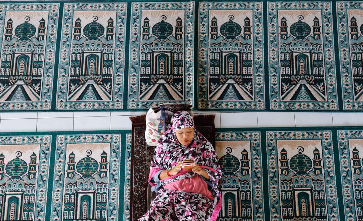 Một phụ nữ ngồi nghỉ tại nhà thờ Hồi giáo trong ngày đầu tiên của tháng Ramadan tại Bali, Indonesia.