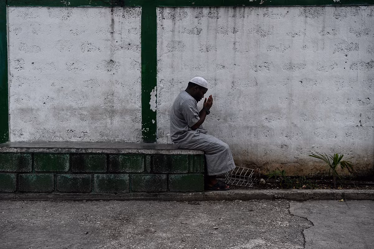 Người đàn ông cầu nguyện trước bữa iftar - "còn được gọi là bữa "xả chay", kết thúc quá trình chay tịnh trong ngày của các tín đồ Hồi giáo trong tháng ăn chay Ramadan.