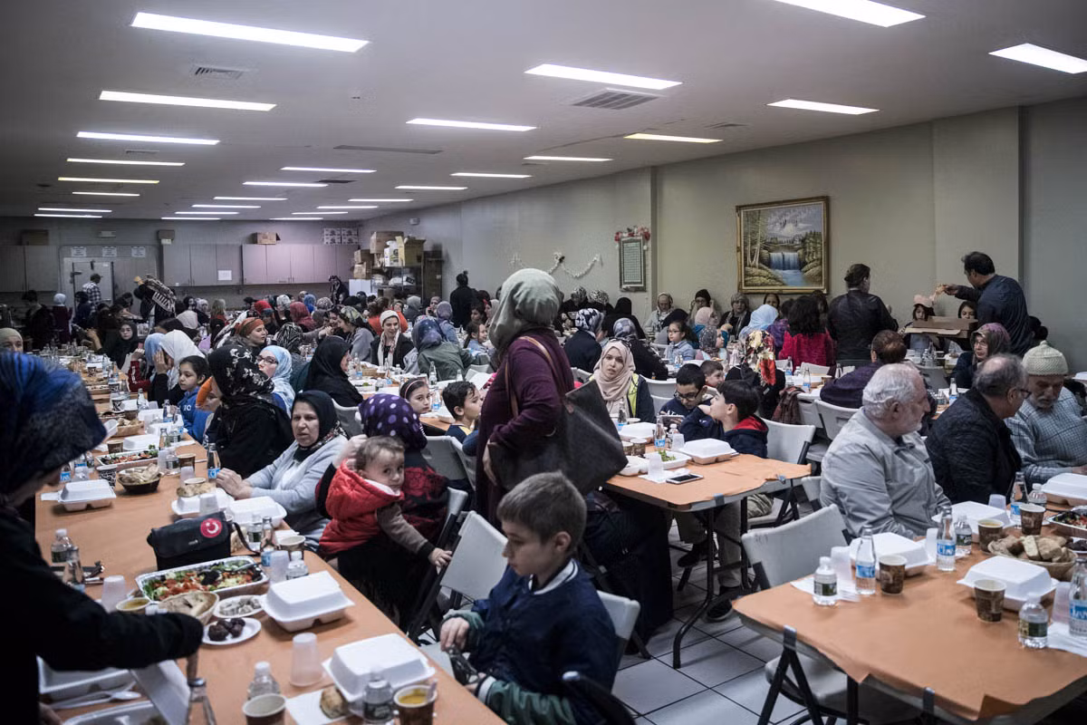 Mọi người tập trung ăn sáng tại Nhà thờ Hồi giáo Ulu ở New Jersey, Mỹ, trong tháng Ramadan. Mời độc giả xem thêm video: Người Hồi giáo bắt đầu tháng lễ Ramadan (Nguồn: VTC14)