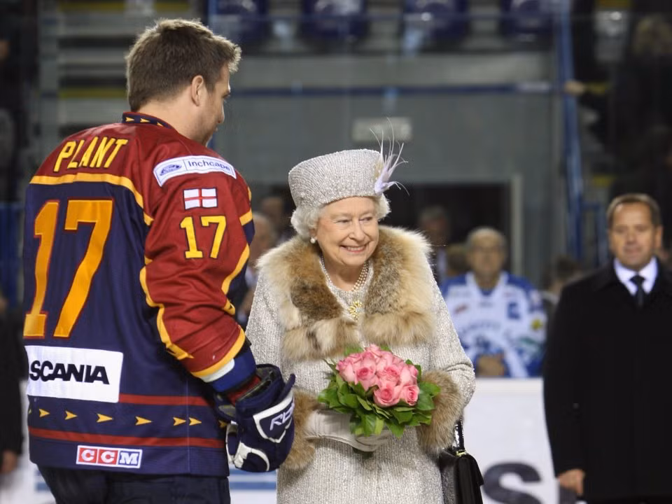 Bà là một fan hâm mộ khúc côn cầu trên băng. Ảnh chụp Nữ hoàng Anh Elizabeth II trò chuyện với một cầu thủ trước khi trận đấu khúc côn cầu giữa hai đội Aqua City Poprad và Guildford Flames bắt đầu diễn ra tại sân vận động ở Bratislava, Slovakia, ngày 24/10/2008. Mời độc giả xem thêm video: Nữ hoàng Elizabeth "chính thức" kỷ niệm sinh nhật lần thứ 90 (Nguồn: VTC14)