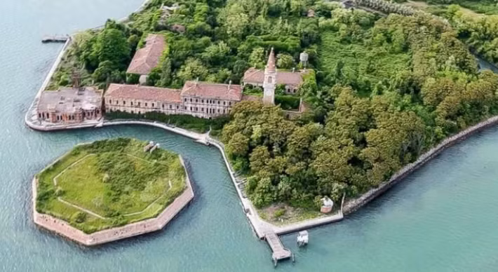 Theo Wonders List, Poveglia, nằm giữa Venice và Lido ở miền Bắc Italy, là một trong những hòn đảo nguy hiểm nhất hành tinh. Hòn đảo này có "quá khứ" đen tối vì được cho là nơi chôn cất bệnh nhân bị dịch hạch. Theo ước tính sơ bộ, hơn 100 nghìn người đã chết trên đảo Poveglia, và hòn đảo này hiện nay hoàn toàn bị bỏ hoang. (Nguồn ảnh: Wonders List)