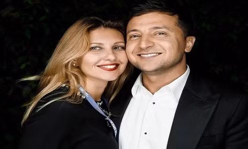 Ngày 20/5 vừa qua, ông Vladimir Zelensky đã tuyên thệ nhậm chức tại trụ sở Quốc hội ở thủ đô Kiev, chính thức trở thành Tổng thống Ukraine. Có thể nói, đứng sau thành công ngày hôm nay của ông Zelensky có sự "hậu thuẫn" vững chắc đến từ người vợ của ông - Đệ nhất phu nhân Olena Zelenska. Ảnh: Enuze.