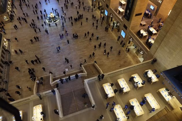  Grand Central Terminal, New York (Mỹ). Apple Store bên trong trung tâm Grand Central được mở năm 2011. Nó được đặt ở ban công phía đông và đông bắc, nhìn ra phòng đợi chính của nhà ga.