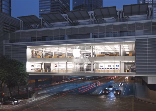  Central district, Hong Kong. Apple Store đầu tiên đặt tại Hong Kong được mở năm 2011. Không gian kết nối hai chái của trung tâm mua sắm International Financial Center, sử dụng cầu thang xoắn ốc bằng kính. Nó còn có một khu vực thiết kế riêng cho trẻ em.