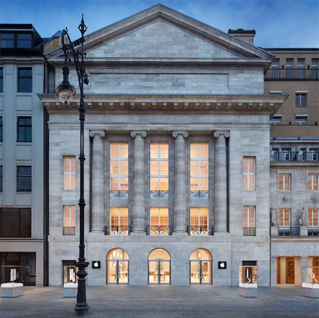  Kufurstendamm Avenue, Berlin (Đức). Tòa nhà 100 tuổi là nơi tọa lạc của một cửa hàng Apple từ năm 2013. Mặt tiền phong cách Hy Lạp với các cửa sổ và cột trụ cao. Như một cách bày tỏ sự kính trọng đến lịch sử, các tầng trên cùng có cầu thang trải thảm đỏ, đèn chùm và rạp hát cho các buổi hòa nhạc.
