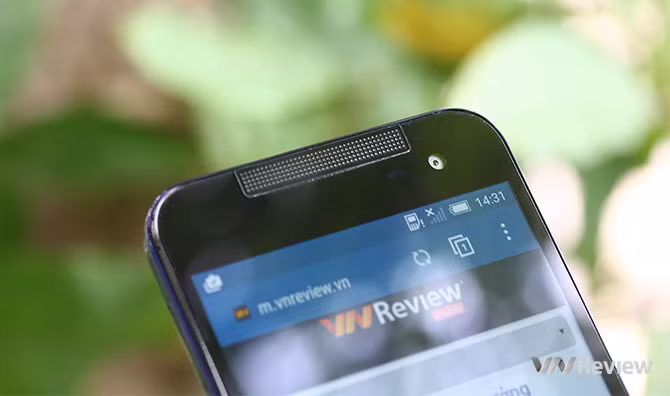 Phía mặt trước của máy được sắp xếp giống như nhiều máy HTC khác gồm có loa kép BoomSound phía mép trên và dưới...