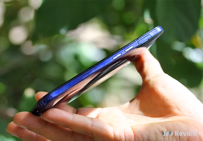 Do được thiết kế chống nước, các khay cắm SIM và thẻ nhớ ở hai bên cạnh máy đều có nắp đậy.