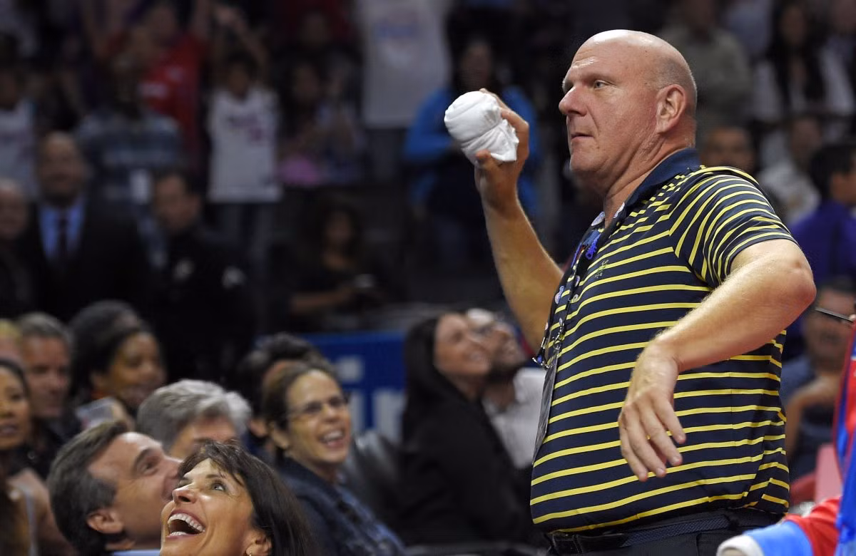 Cựu Tổng Giám đốc Microsoft Steve Ballmer bỏ ra 2 tỷ USD để mua lại đội bóng rổ yêu thích, Los Angeles Clippers (LAC). Đây là mức giá cao kỷ lục đối với một đội bóng rổ nhà nghề Mỹ.
