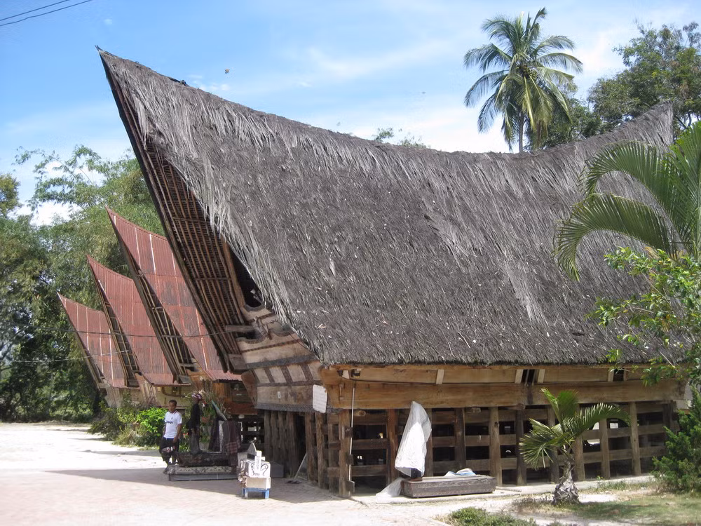 Kiểu nhà sàn hình thuyền của người Batak Toba rất giống với hình ảnh các ngôi nhà sàn Việt cổ được chạm khắc trên trống đồng Đông Sơn.