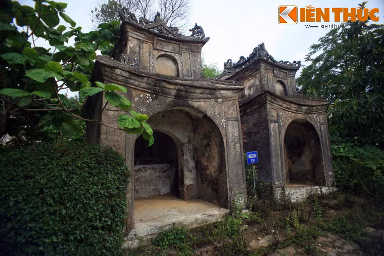 Ngôi Miếu Đôi ở làng cổ Phước Tích là hai ngôi miếu có hình thức giống hệt nhau nằm cạnh nhau. Cách thức xây dựng đền miếu này không bắt gặp ở bất kỳ nơi nào khác của Việt Nam. Bên tả là miếu Đào Nghệ (Bổn Nghệ), bên hữu là miếu Khai Canh, hai ông tổ nghề gốm của làng.
