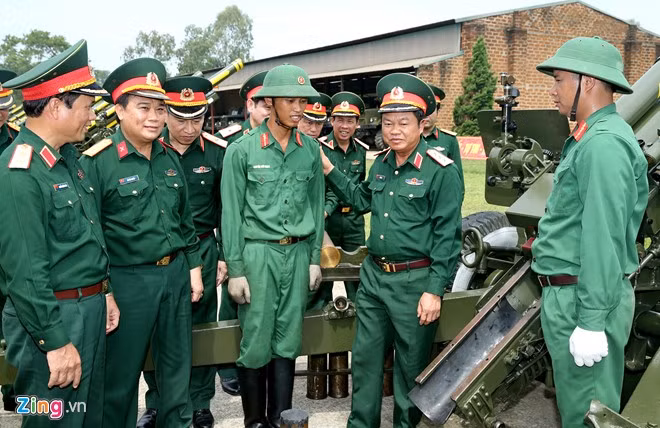 Thượng tướng Đỗ Bá Tỵ - Tổng Tham mưu trưởng, Thứ trưởng Bộ Quốc phòng kiểm tra và động viên đội pháo lễ.