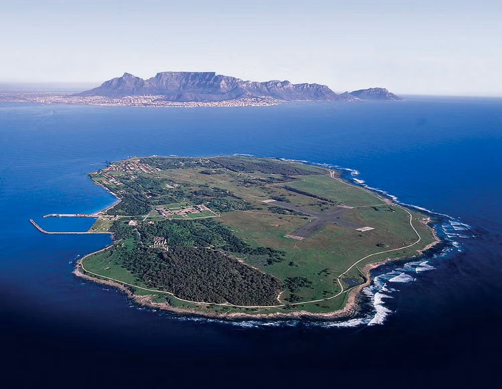 Nằm ngoài khơi bờ biển nam Phi, gần thành phố Cape Town, đảo Robben ở châu Phi (tiếng Hà Lan có nghĩa là "đảo ngăn cách") có diện tích khoảng 5 km², là một di tích lịch sử đặc biệt của châu Phi.