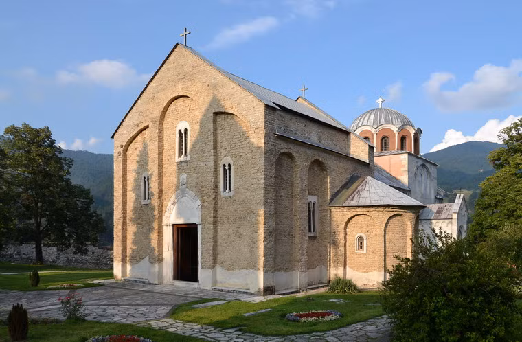 Tu viện này được sáng lập bởi Stevan Nemanja, con trai út của vua đầu tiên Serbia là Stefan Prvovencani, vào thế kỷ 12.