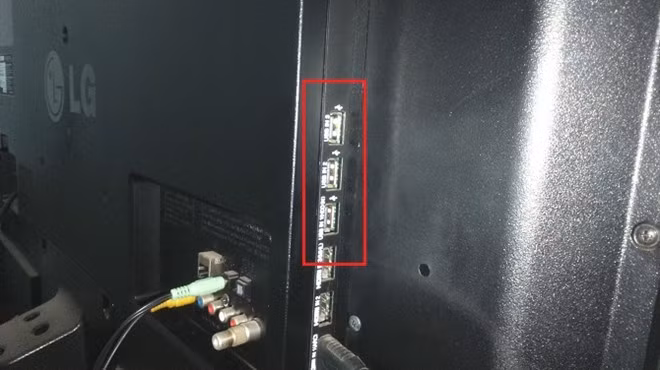  1. Dùng cổng USB trên TV thay cho cục sạc điện thoại. Bạn hoàn toàn có thể sử dụng cổng USB trên những mẫu TV hiện nay để sạc cho các thiết bị của mình trong tình trạng khẩn cấp mà không có cục sạc ngay lúc đó. Chẳng hạn như bạn đang trong khách sạn mà không mang theo cục sạc chẳng hạn, chiếc TV treo sẵn trong phòng sẽ trở nên có ích hơn bao giờ hết. Tùy loại TV mà dòng điện cho ra sẽ khác nhau, tuy nhiên mẹo sử dụng smartphone này sẽ có ích trong trường hợp cấp bách mà điện thoại lại hết pin.