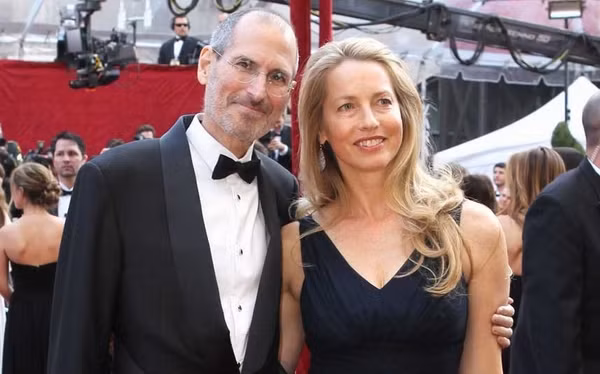  Laurene Powell Jobs &amp; gia đình. Tài sản: 21,4 tỉ USD. Người vợ và gia đình của cố CEO Apple, Steve Jobs, hiện đang nắm giữ số tài sản lên tới 21,4 tỉ USD. Phần lớn trong số tài sản này thừa kế từ Steve Jobs.