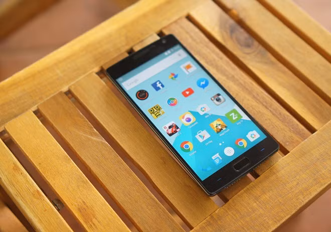 Qua trải nghiệm nhanh, điểm ấn tượng của OnePlus 2 là màn hình sáng, góc nhìn tốt. Trong điều kiện ánh sáng bình thường, người dùng chỉ cần để độ sáng ở mức 30%. Tuy nhiên, máy vận hành chưa mượt mà như mong đợi, nhất là so với một sản phẩm dùng chip Qualcomm Snapdragon 810, RAM 4 GB (bản dung lượng 64 GB). Có thể nguyên nhân của hiện tượng này đến từ bản ROM tùy biến cửa hàng cài vào máy khi nhập về, không phải ROM gốc.