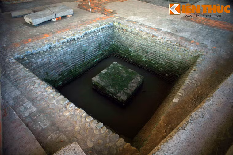 Tên gọi Gò Thành xuất hiện khi những người Việt đầu tiên đến khai phá vùng đất này; thấy trên gò có nhiều gạch, cho đó là vết tích của một thành xưa nên đặt tên là Gò Thành, với mục đích đánh dấu một vị trí trong khu vực quần cư. Ảnh: Một hố thờ ở khu khảo cổ.