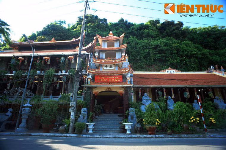 Tọa lạc dưới chân một núi đá thuộc phường Vạn Sơn, quận Đồ Sơn, TP Hải Phòng, chùa Hang là một ngôi chùa độc đáo có lịch sử khá đặc biệt ở thành phố cảng.