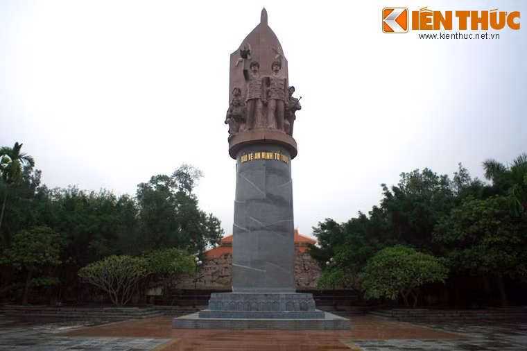 Theo tư liệu lưu trữ của ngành công an, đầu năm 1947, Nha Công an chuyển từ Hà Nội lên Phú Thọ, tháng 4/1947 thỉ chuyển đến thôn Đồng Đon, xã Minh Thanh, huyện Sơn Dương của tỉnh Tuyên Quang. Lúc đầu, cán bộ, nhân viên của Nha ở nhờ các gia đình trong thôn. Việc xây dựng nhà cửa của cơ quan được triển khai ngay sau đó. Địa điểm được chọn là hai quả đồi rộng, không cao lắm có nhiều cây cổ thụ, gần cánh đồng Lũng Cò và suối Lê, cán bộ trong cơ quan gọi là đồi A và đồi B. Ảnh: Tượng đài Vì an ninh Tổ quốc trong khu di tích.