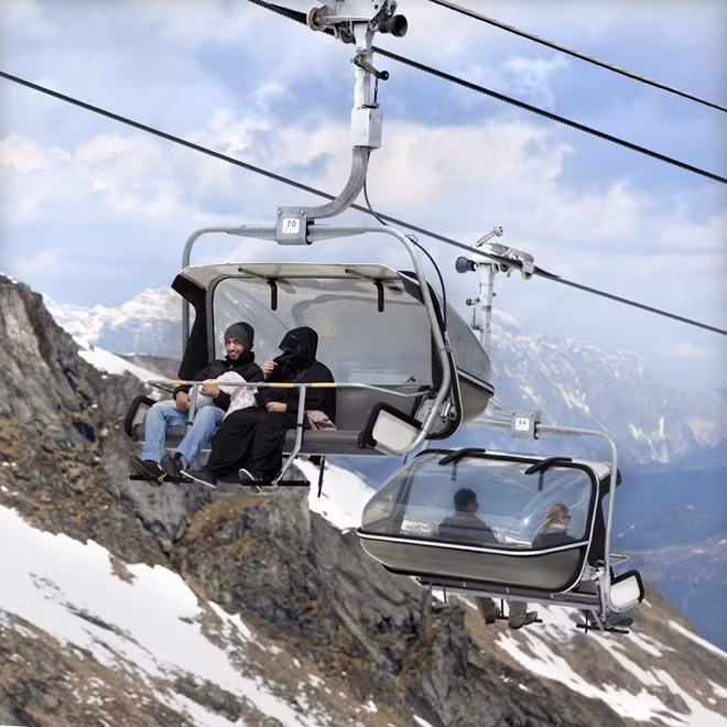 Thang đưa du khách lên sông băng Kitzsteinhorn chiêm ngưỡng khung cảnh tuyệt vời của dãy Alps.