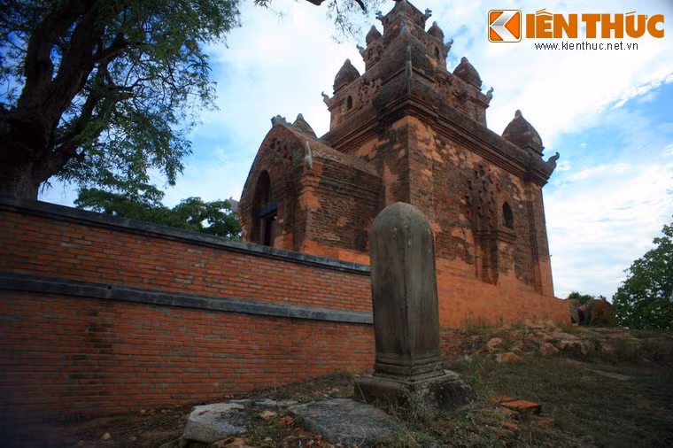 Cột linga bên ngoài tháp Po Rome.