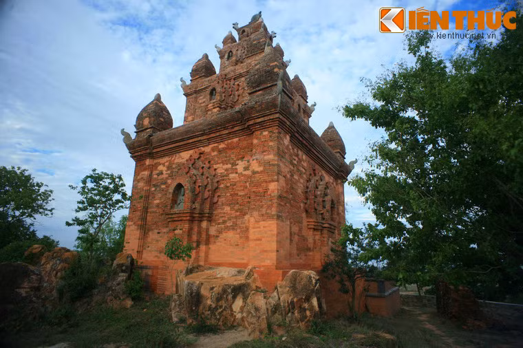 Các cửa giả có ba thân để trơn, gồm trán ở cửa phía trên hình mũi giáo ba lớp và khung cửa gồm ba lớp cột ốp ở bên dưới.