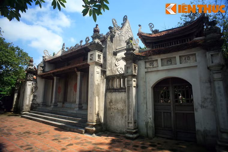 Về tên gọi chùa Bà Đanh, theo truyền thuyết của địa phương, chùa thờ nữ thần linh thiêng trông coi việc điều mưa khiển gió, giúp dân trừ lũ lụt, đem lại mưa thuận gió hòa, mùa màng bội thu nên được gọi là chùa Đức Bà làng Đanh, gọi tắt là chùa Bà Đanh như tên gọi ngày nay.