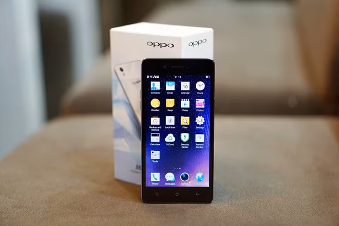 Máy có pin 2.420 mAh, hỗ trợ smart dual-SIM và lên kệ tại các cửa hàng trong tuần này.