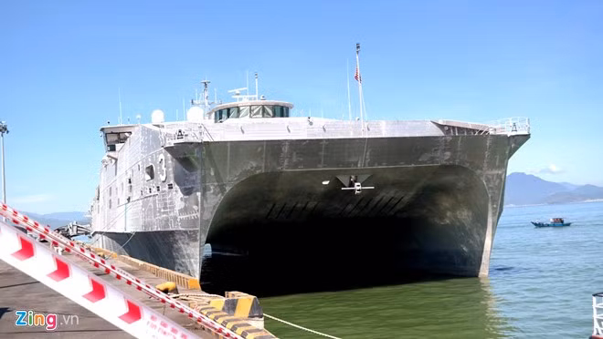 Đến Đà Nẵng lần này còn có tàu đổ bộ siêu tốc USNS Millinocket (JHSV-3) cùng hơn 1.600 sĩ quan, bác sĩ của Hải quân Mỹ, Australia và New Zealand.