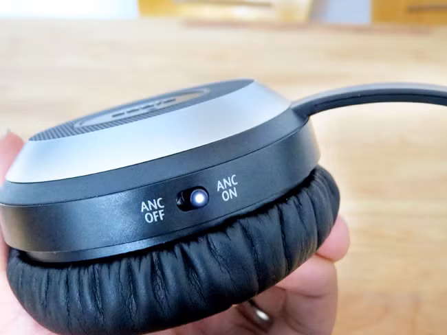 Thử nghiệm của ICTnews cho thấy, ngay khi chụp tai nghe, Evolve 80 đã cho khả năng cách âm khá tốt do chụp tai nghe lớn, ôm trọn tai người dùng. Còn khi gạt sang nút ON để kích hoạt chế độ ANC, Evolve 80 ngay lập tức tạo ra một môi trường gần như cách biệt hẳn với xung quanh, giúp người dùng nghe rõ một cuộc đàm thoại qua Skype hay nghe nhạc, xem phim với các dải âm bass, treble rõ ràng.