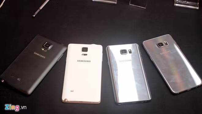Mặt kính của Note Edge và Note 4 khó bám vân tay hơn Note 5 và Galaxy S6 Edge+. Tuy nhiên, mặt lưng kính của hai thiết bị này cho cảm giác sang trọng hơn.