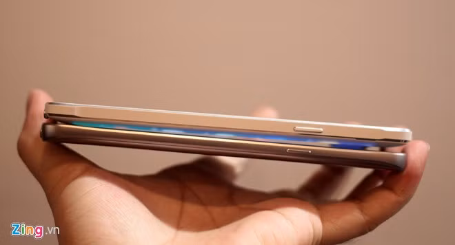 Độ dày của hai đời Note không chênh lệch nhiều, dù Galaxy Note 5 mỏng hơn.