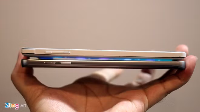 Note 4 có các dường cắt xẻ kim cương trên cạnh, Note 5 được vát cạnh và uốn cong mặt lưng tạo cảm giác mỏng hơn.