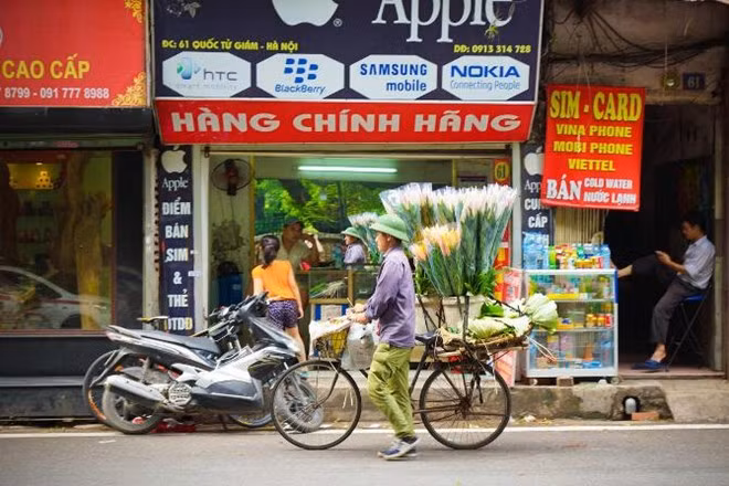 Một cửa hàng trên phố Văn Miếu bày bán sản phẩm Apple bên cạnh smartphone của Samsung, HTC, BlackBerry hay Nokia.