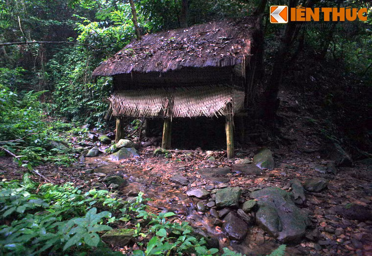 Từ ngày 10/5 - 19/5/1941, Hội nghị Trung ương Đảng lần thứ VIII họp tại lán Khuổi Nậm ở chiến khu Pác Bó. Hội nghị đã hoàn chỉnh đường lối chiến lược, sách lược của cách mạng Việt Nam, trong đó xác định giải phóng dân tộc là nhiệm vụ hàng đầu của cách mạng nước ta. Ảnh: Lán Khuổi Nậm được phục dựng tại vị trí của lán xưa.